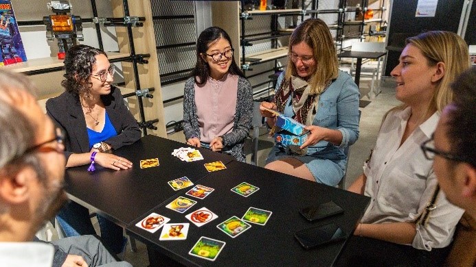 Collaborateurs jouant avec des cartes