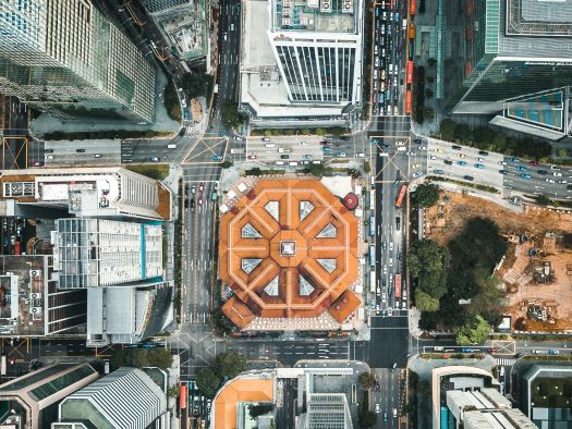 Aerial view of a European city with modern transport routes – symbolizing digital connectivity and interoperability in the rail sector through TAF/TAP-TSI.