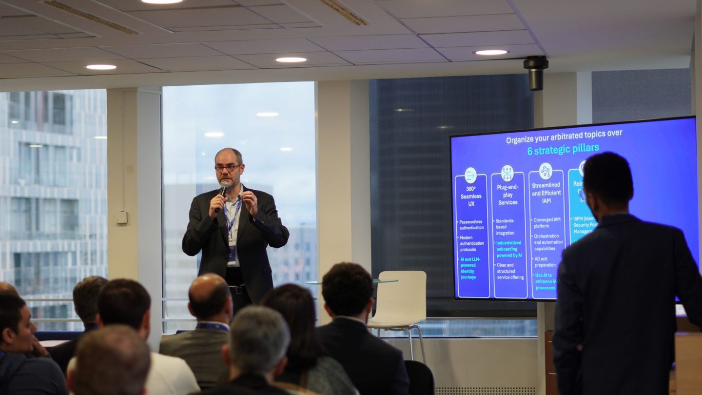 Bertrand Carlier, Associate Partner bei Wavestone, am Mikrofon beim WID IAM 2025